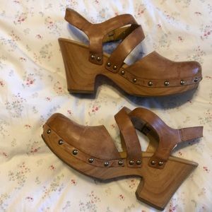 Camel Tan Korks Abloom